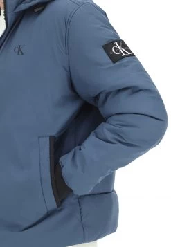 Calvin Klein Jeans Bomber Con Cappuccio Calvin Klein Jenas Uomo Full Zip Con Logo Piccolo Sul Petto -Negozio Da Uomo Alla Moda 147d37b8b171716514de16f1f6c955e3