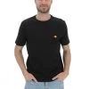 T-shirt Ellesse Uomo Con Logo Piccolo Patch 2 T-shirt Ellesse Uomo Con Logo Piccolo Patch -Negozio Da Uomo Alla Moda 18e3b92fb53998f0af9531390f6a845e