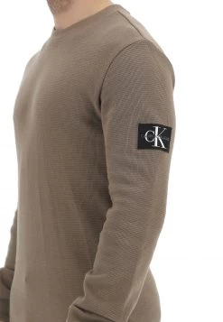 Calvin Klein Jeans Maglioncino Calvin Klein Jenas Uomo In Cotone Piquet Con Patch Applicata -Negozio Da Uomo Alla Moda 22b0d19b76b7cf15779f7dbcc3436978