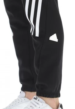 Pantalone Adidas Sport Con Righe Diagonali E Logo Gommato 11 Pantalone Adidas Sport Con Righe Diagonali E Logo Gommato -Negozio Da Uomo Alla Moda 60021885920dc4054897480f30ee6656