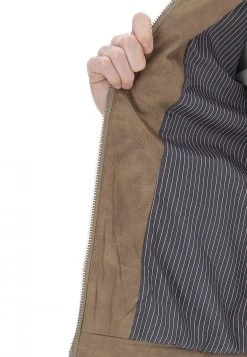 Gaudi Giacca In Similpelle Gaudì Con Collo A Fascetta Basso 13 Gaudi Giacca In Similpelle Gaudì Con Collo A Fascetta Basso -Negozio Da Uomo Alla Moda 6bd8cff374a81c26383c56f620921918