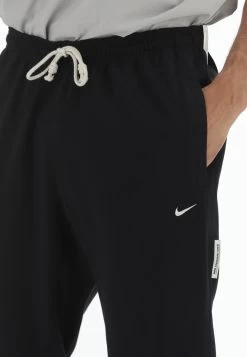 Pantalone Nike Uomo Con Logo Ricamato Zip Laterale E Polsini Sul Fondo -Negozio Da Uomo Alla Moda ac4bd7380a61ec2d09e88c238140e56c
