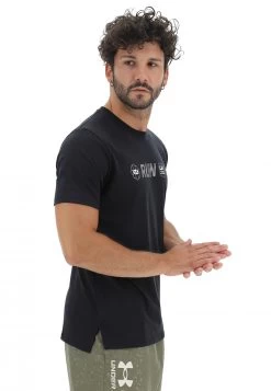 T-shirt Under Armour Run Anywhere 1370977 Da Uomo -Negozio Da Uomo Alla Moda b409b8b12e73c53ac9d93fb671241be3