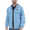 Giubbino In Nylon Tommy Jeans Uomo Con Cappuccio E Dettagli A Contrasto 2 Giubbino In Nylon Tommy Jeans Uomo Con Cappuccio E Dettagli A Contrasto -Negozio Da Uomo Alla Moda eb6332c83d62291e7e86a3a310c5ed66